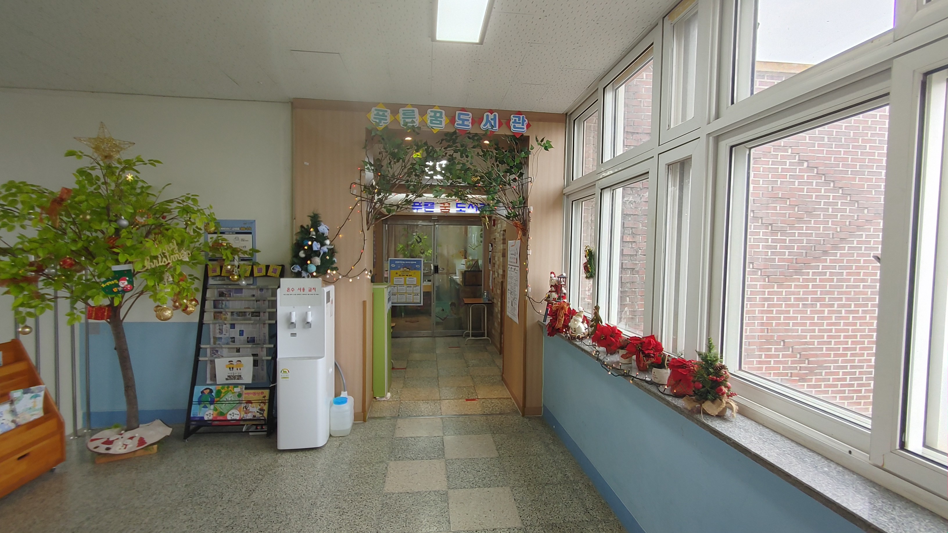 자치회 학생들이 도서관과 나무를 꾸며주었어요.